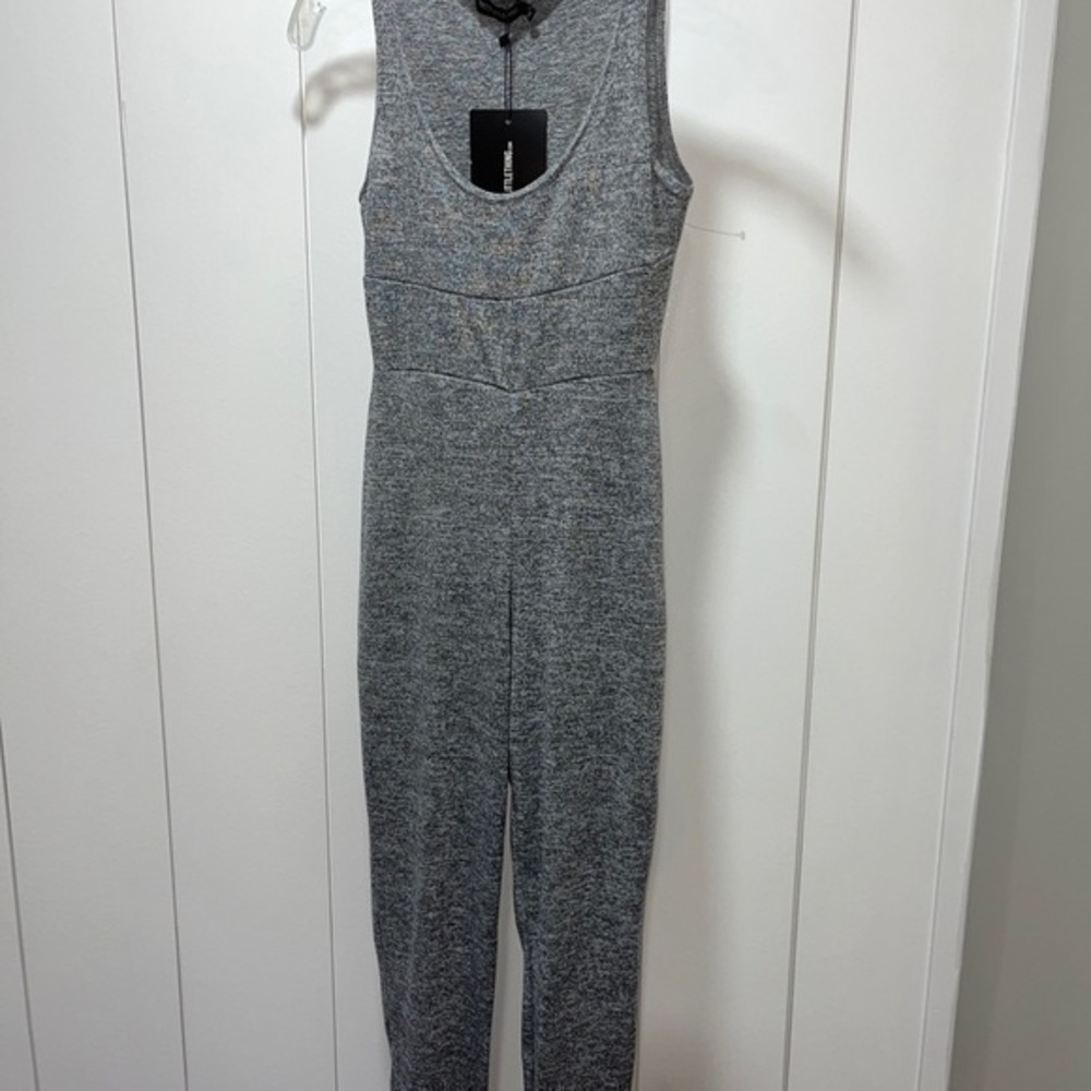 Pretty little thing Women's Size 4 Sleeveless Full Leg Bodysuit Romper . New !